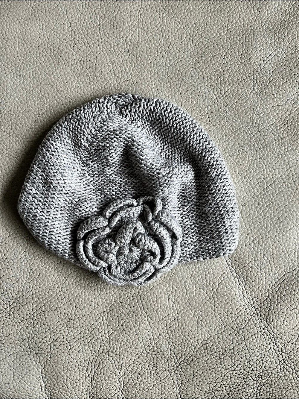 Old Navy Knit Flower Hat in Gray Size S/P/P